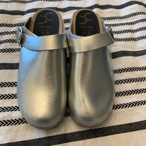 Girls Cape Clogs size 13.5-1